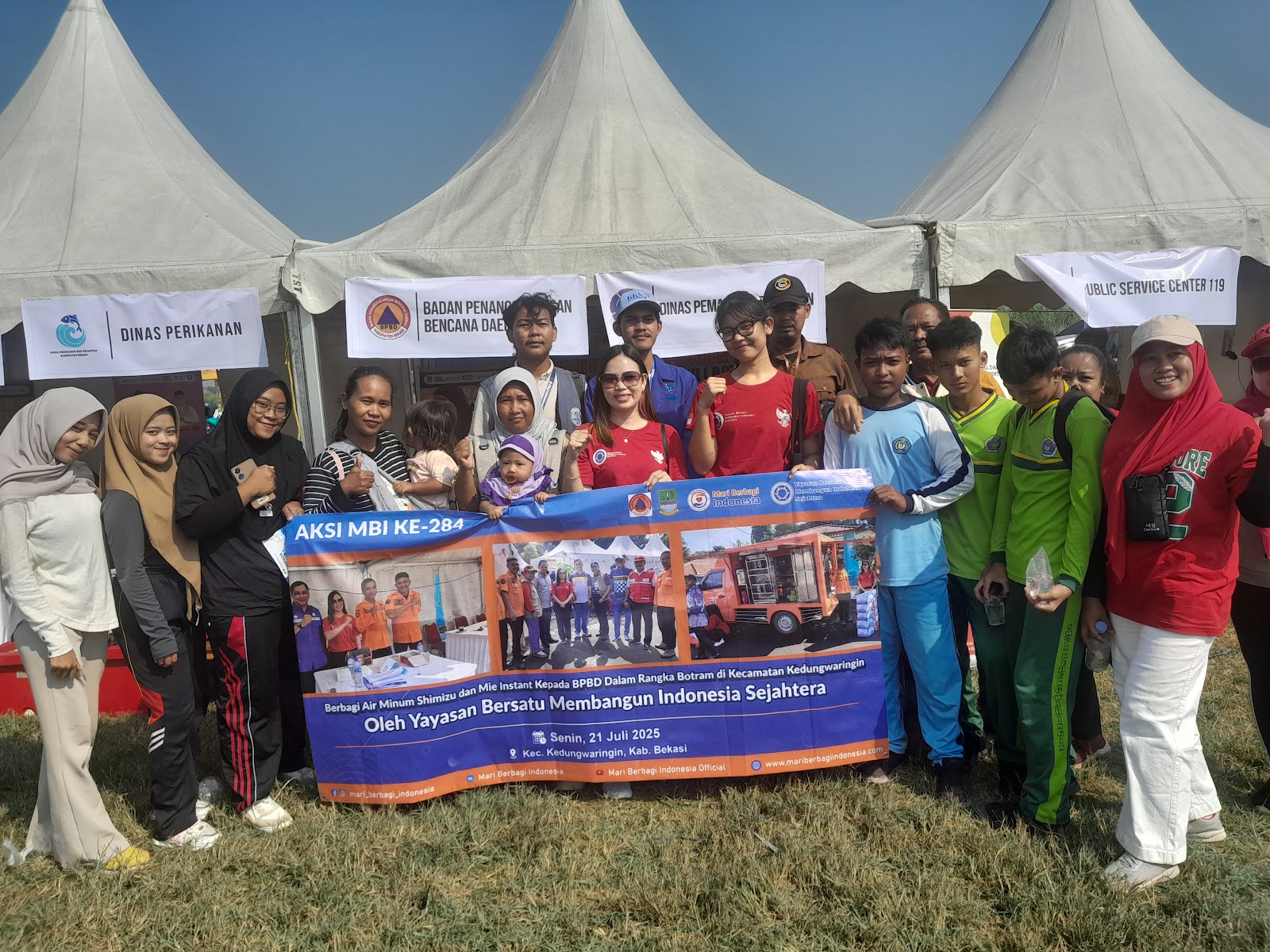 BERBAGI AIR MINUM SHIMIZU DAN MIE INSTANT KEPADA BPBD DALAM RANGKA BOTRAM DI KECAMATAN  KEDUNGWARINGIN OLEH YAYASAN BERSATU MEMBANGUN INDONESIA SEJAHTERA